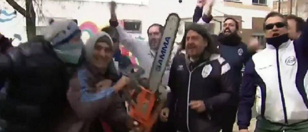Un hincha de Gimnasia festejó la llegada de Maradona con una motosierra encendida