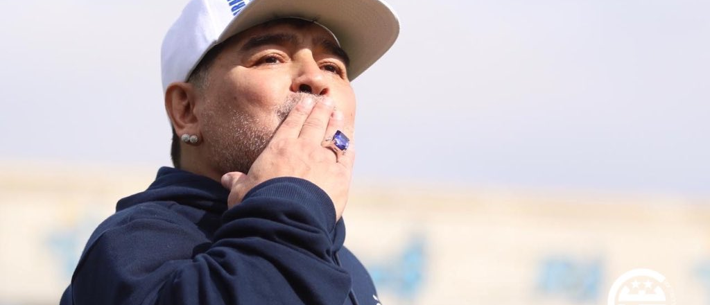 ¿Por qué Maradona habla con tantas pausas y dificultades?