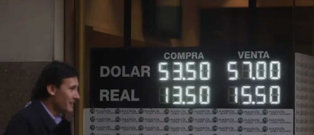 Dólar hoy: cotiza a $57 en el Banco Nación y el riesgo país se ubica en 2.144 