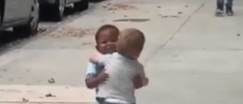 El viral más tierno: el abrazo de dos nenes que hizo "babear" a todos
