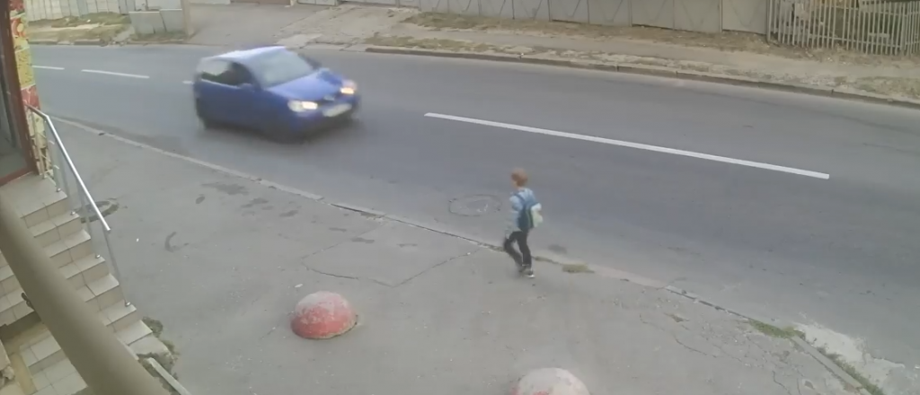 Video: un chico fue atropellado y se salvó por su mochila