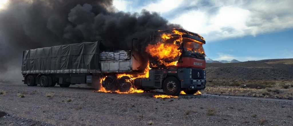 Video: un camión se prendió fuego en ruta 7 en Uspallata