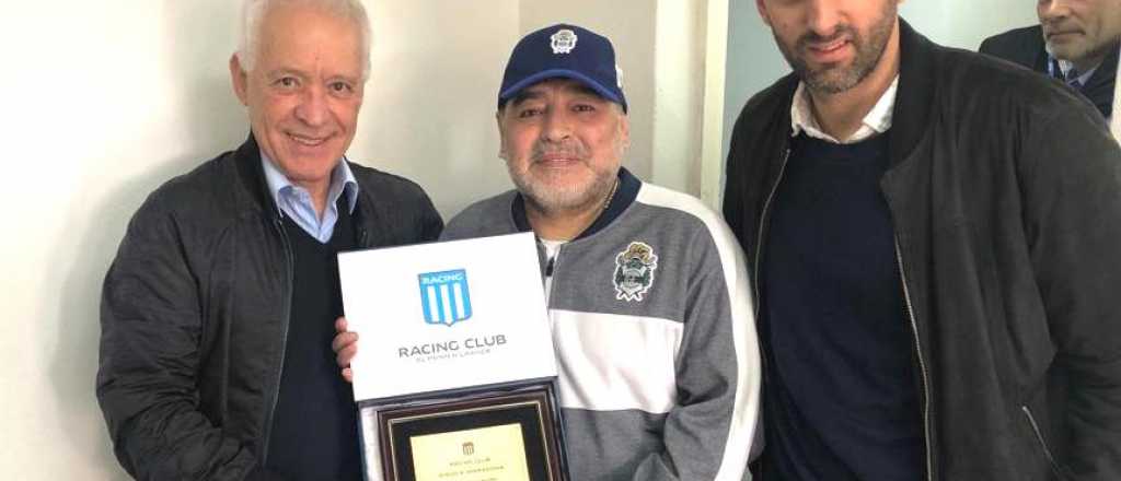 Racing homenajeó a Maradona por su vuelta al fútbol argentino