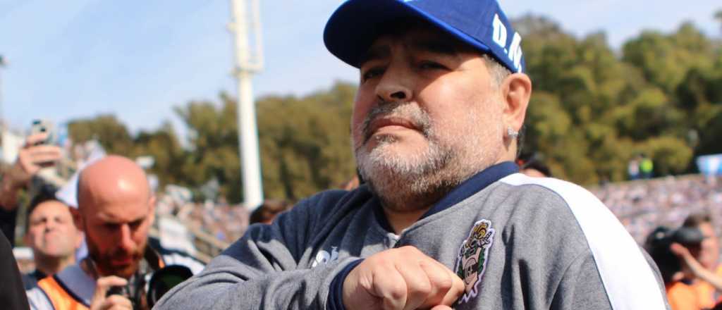 Llorando, Maradona le dijo al plantel de Gimnasia que renunció como DT