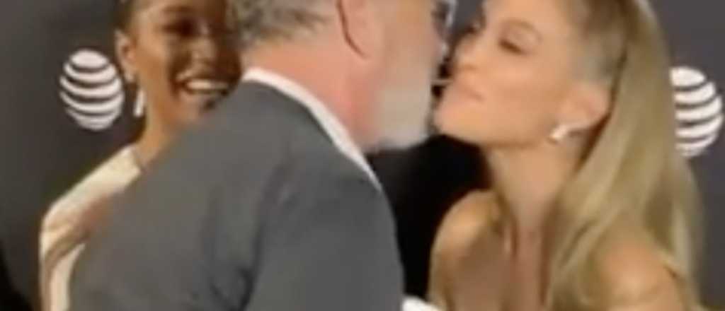 Video: a Tom Hanks lo besó Jennifer Lopez y el actor se limpió la mejilla