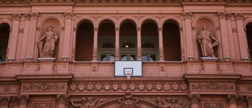 La Casa Rosada amaneció con un aro de básquet en su entrada