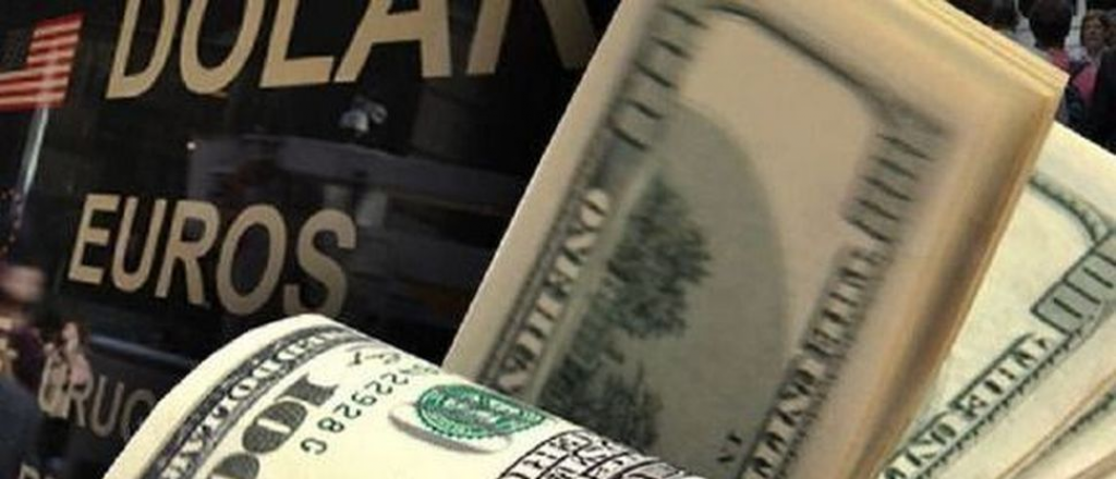 El dólar oficial saltó a $64,22 en los bancos