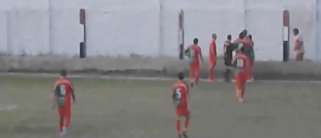 Video: el insólito gol que cobró una árbitro y que generó polémica