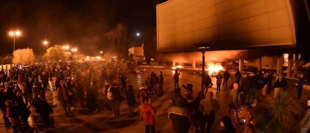 El gobernador de Chubut apunt&oacute; contra Macri tras la muerte de las maestras