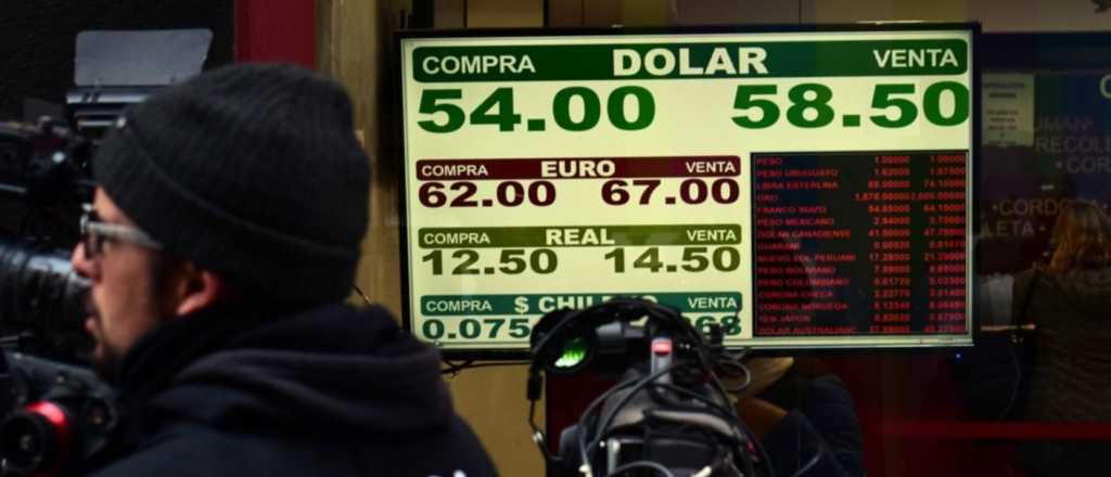 Dólar hoy: abre a $58,50 y el riesgo país sube hasta 2.185 puntos