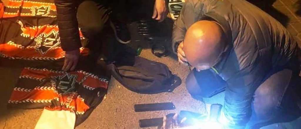 Fotos: barras de Chacarita atacaron a la polic&iacute;a con armas de guerra