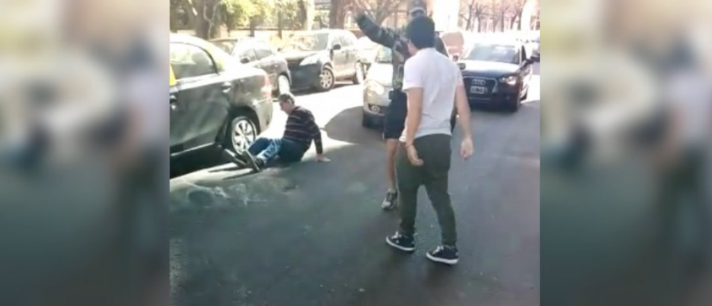 Video: un automovilista le dio una paliza a un taxista en Palermo