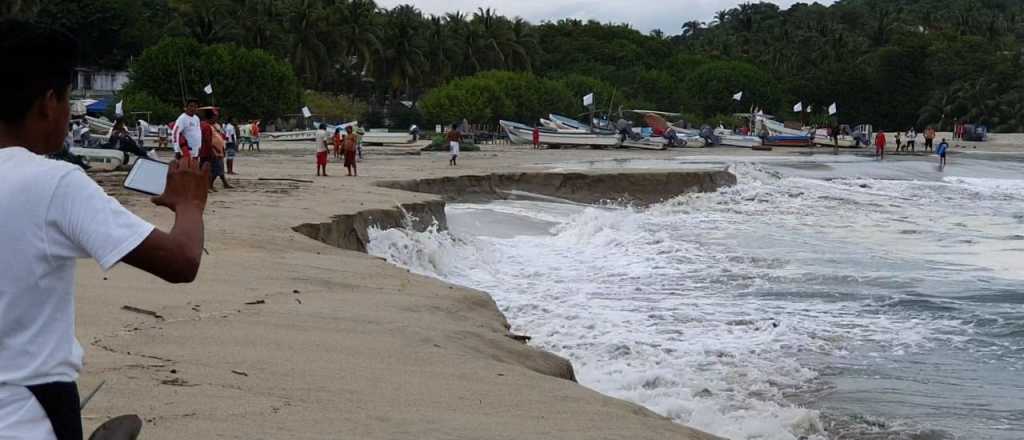 Video: una playa turística se hundió en México