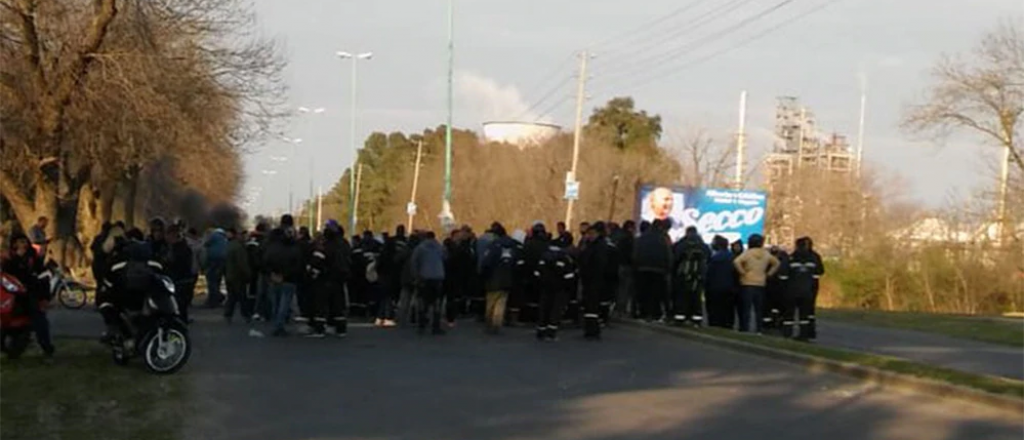 Nuevos enfrentamientos en la destiler&iacute;a de YPF entre facciones de la UOCRA