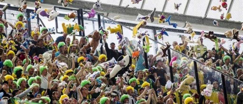 Hinchas holandeses lanzaron miles de peluches a ni&ntilde;os de un hospital