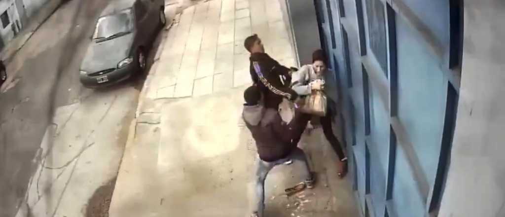 Videos: delincuentes le dieron una paliza a una mujer para robarle la cartera