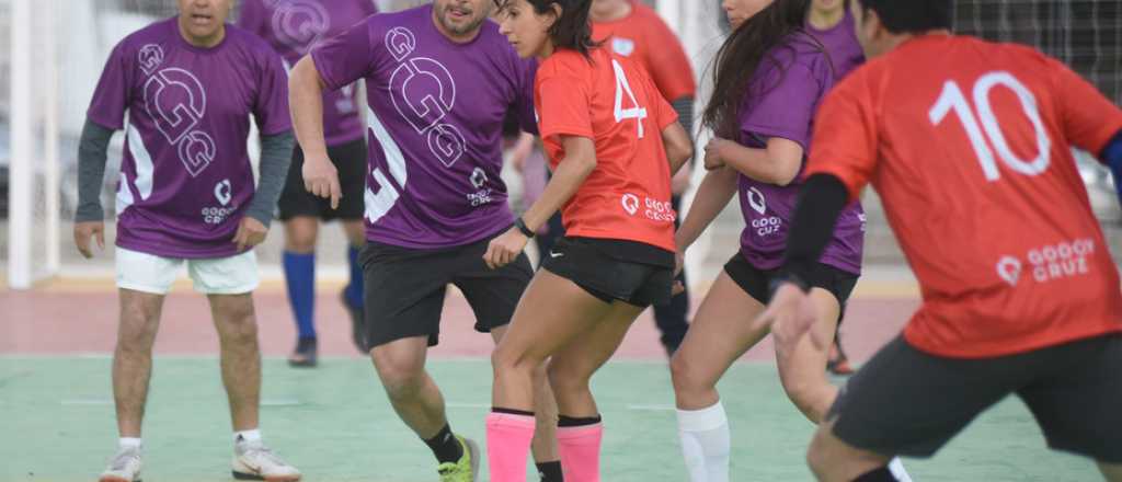 Con un partido de fútbol mixto, vecinos del Poli Biritos recibieron a Cornejo