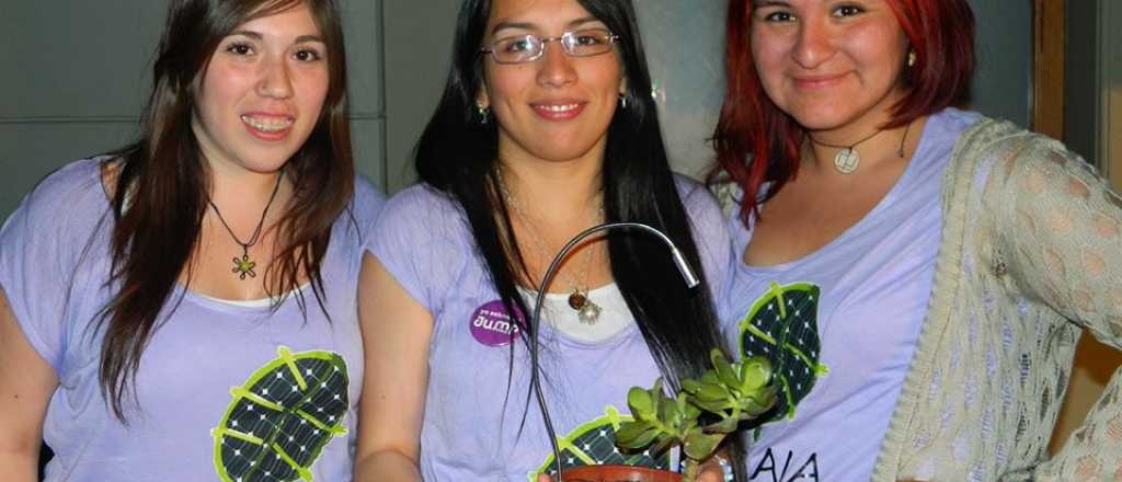 Estudiantes de ingeniería chilenas lograron cargar celulares con plantas