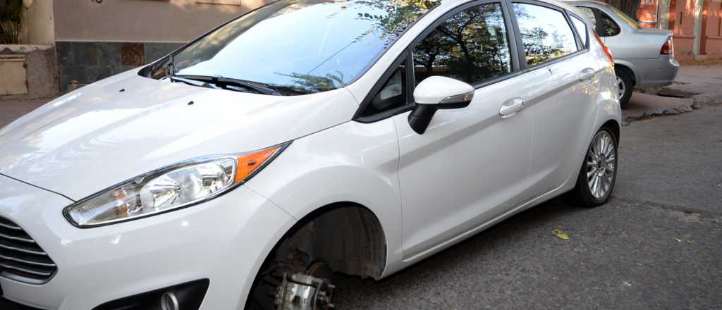 "Sorpresita" en la puerta de la escuela donde vota el exministro de Seguridad y Cobos