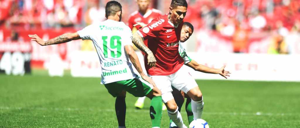 Enojado, Paolo Guerrero intercambi&oacute; camisetas a la fuerza con un rival