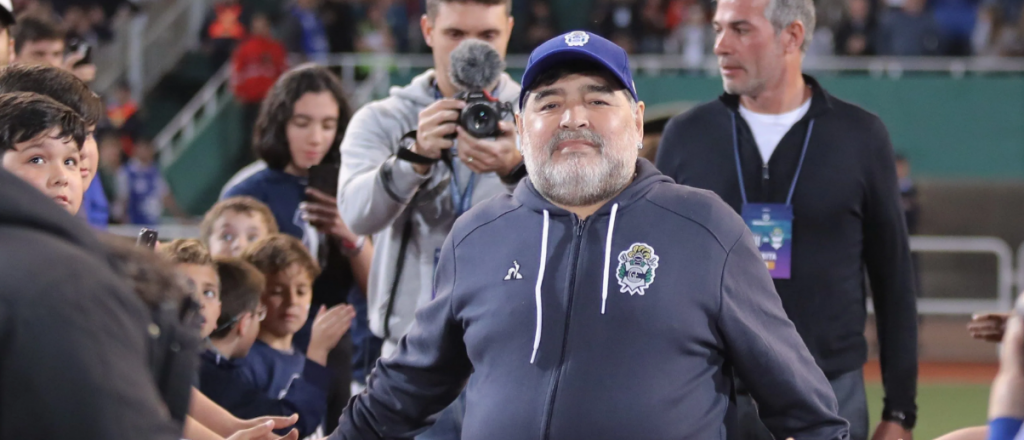 Maradona seguirá como DT de Gimnasia