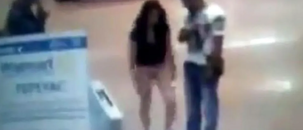 Video: la acusaron de mechera y se desnudó para mostrar que no robó
