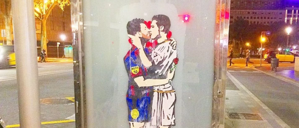 Subastan el famoso cuadro del apasionado beso entre Messi y Cristiano