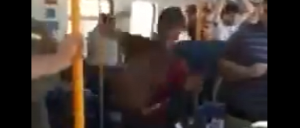Video: brutal pelea de vendedores en el Tren Roca en Buenos Aires