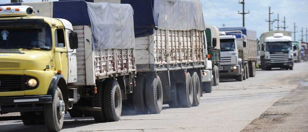 Cerca de mil camiones aguardan cruzar  a Chile