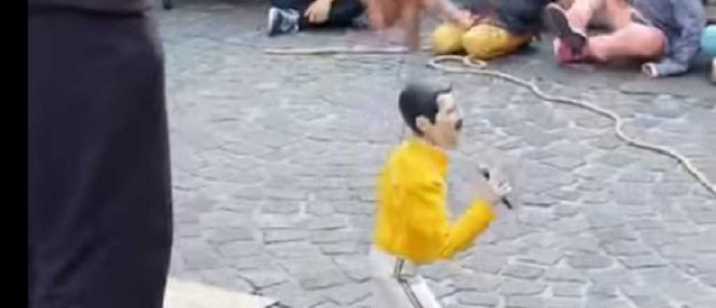 Una marioneta de Freddie Mercury enloqueci&oacute; a los fan&aacute;ticos de Queen