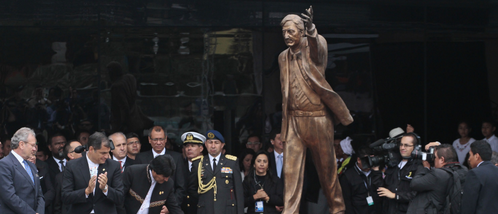 Autoridades de UNASUR retiraron la estatua de Néstor Kirchner