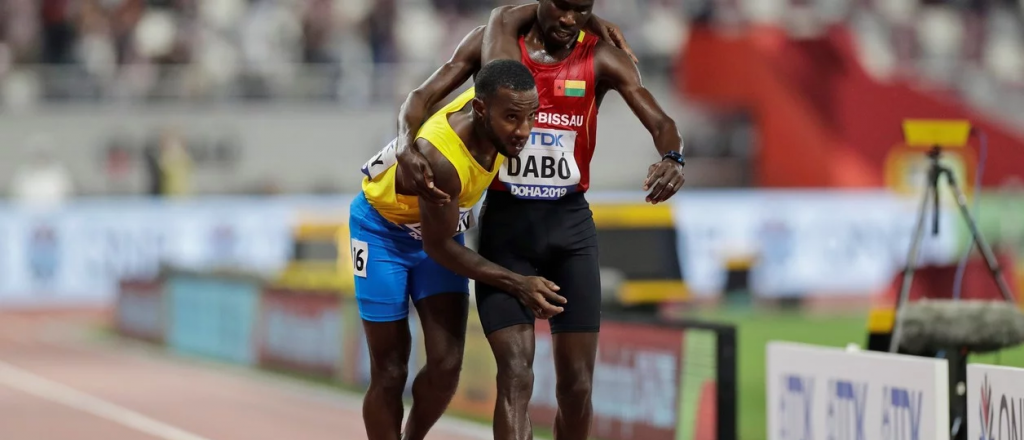 Se estaba por desvanecer por el calor y un rival lo ayudó a llegar a la meta