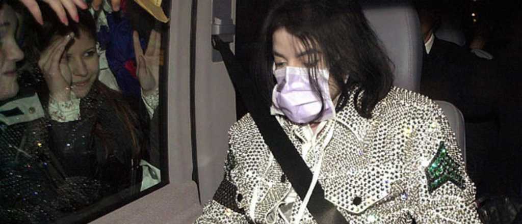 El extraño motivo por el que Michael Jackson usaba cinta en la nariz y barbijo