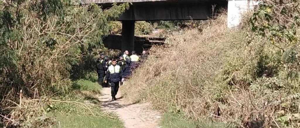 Detuvieron a una mujer que quiso tirar a su hija de un puente, en Tucumán
