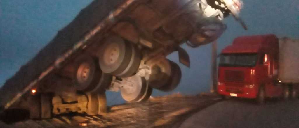 Un camión quedó colgado en los caracoles de la ruta a Chile