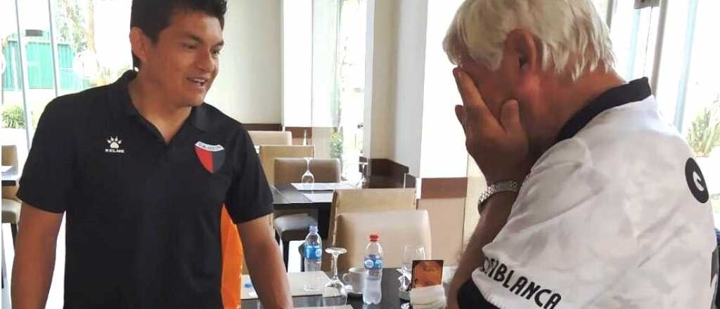 El plantel de Col&oacute;n homenaje&oacute; al hincha de 78 a&ntilde;os que viaj&oacute; a Brasil