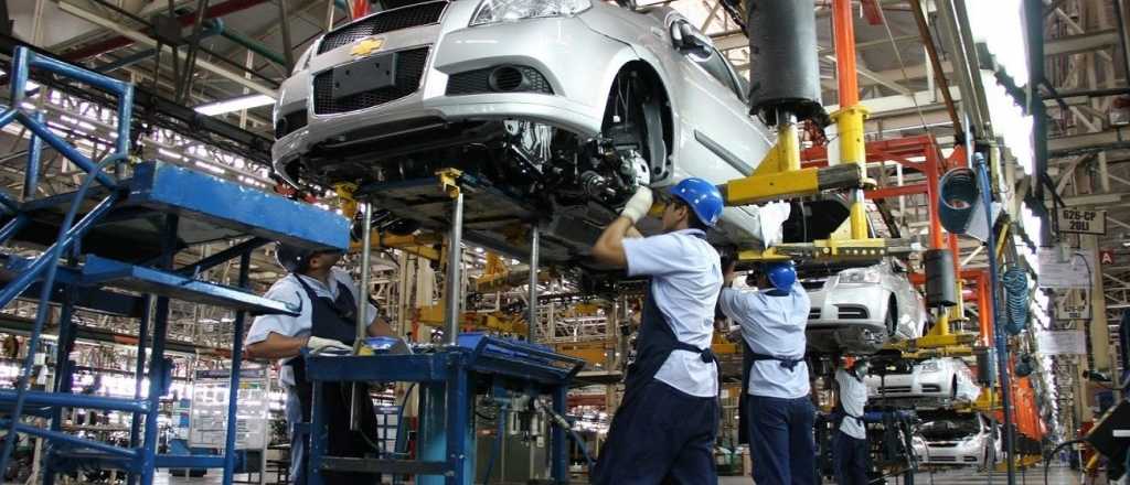 La UIA alertó que el empleo en el sector industrial bajó 4,6% en octubre