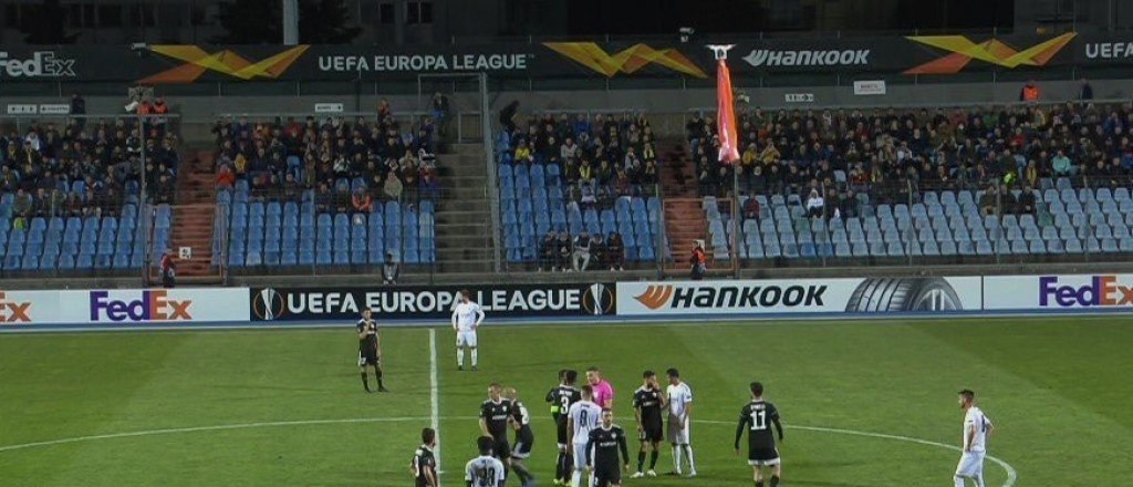Video: un drone interrumpió un partido de Europa League