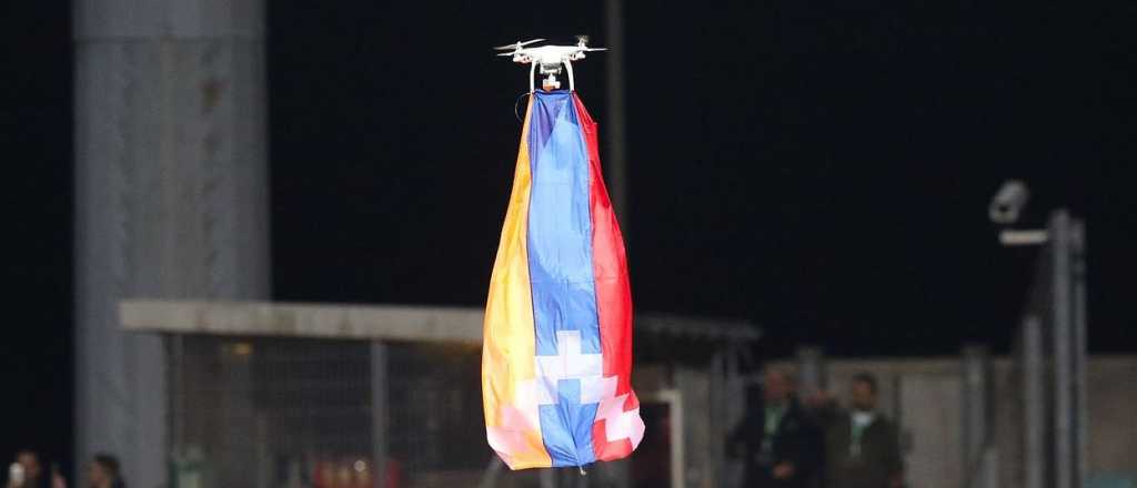 Video: un drone interrumpi&oacute; un partido de Europa League