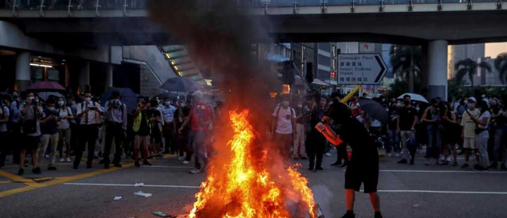 Hong Kong resucita ley del dominio británico para prohibir las máscaras en las protestas