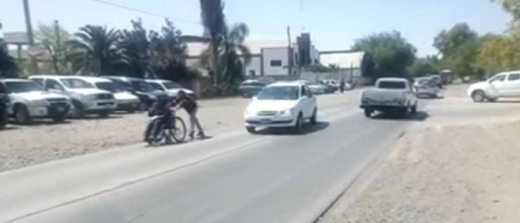 Video: llevó a su amigo en silla de ruedas por la calle en Rodeo de la Cruz