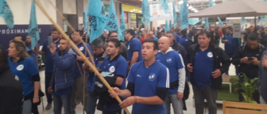 Trabajadores reclamaron en Jumbo de Godoy Cruz y se resolvió el conflicto