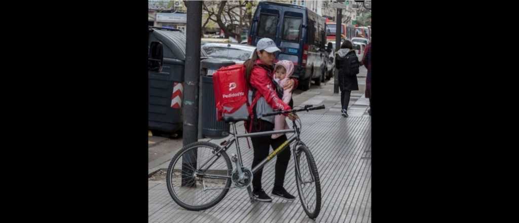 La historia detr&aacute;s de la foto viral sobre la mam&aacute; repartidora de PedidosYa