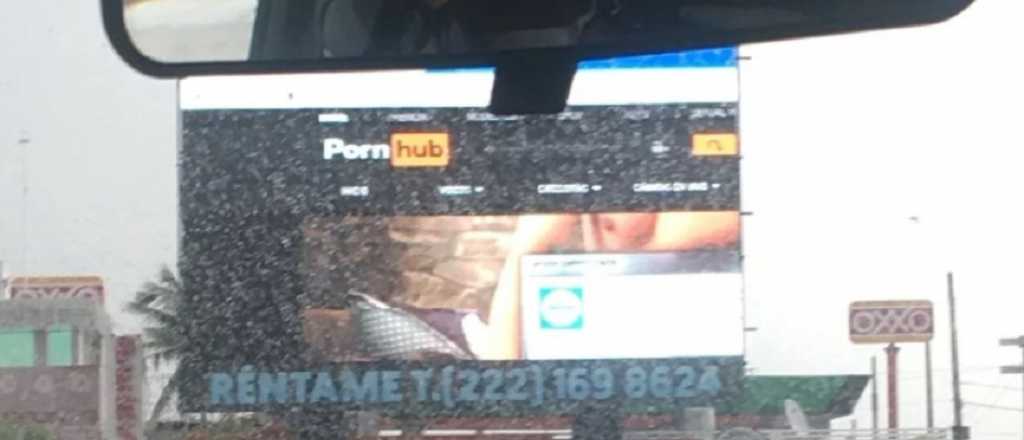 Proyectaron una pel&iacute;cula porno en la v&iacute;a p&uacute;blica tras hackear un cartel publicitario