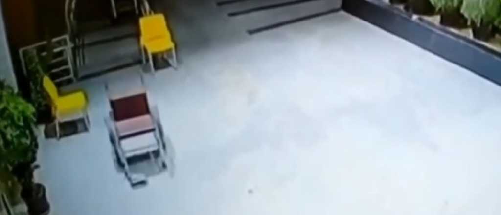 El escalofriante video que muestra a una silla de ruedas moviéndose sola