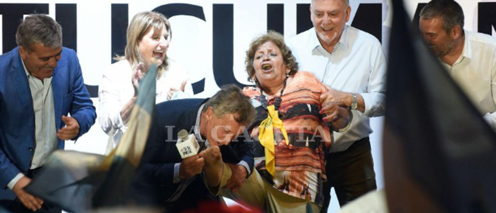Macri besó el pie de una mujer en campaña en Tucumán: ¿Quién es la señora?