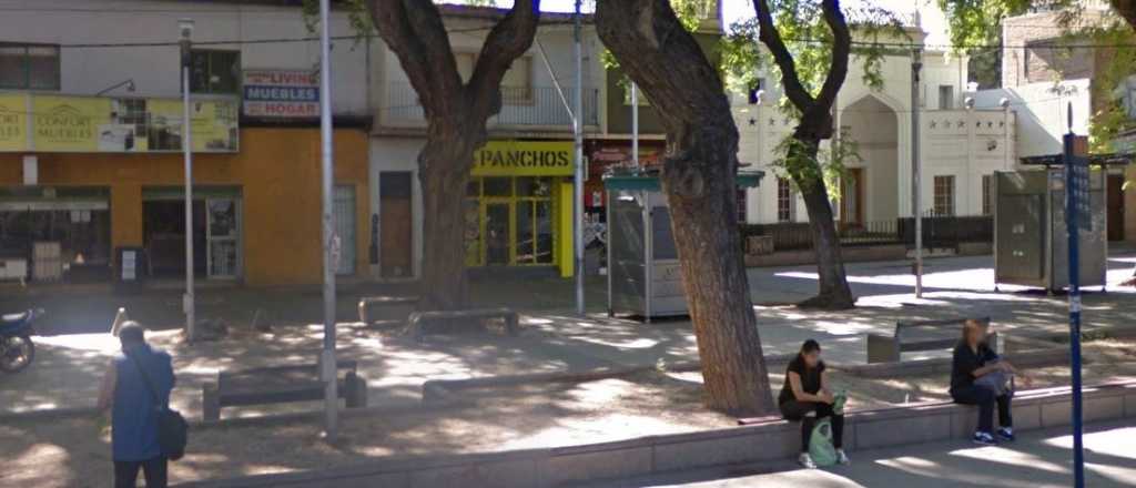 Video: dos motochorros asaltaron una pancher&iacute;a de la Alameda