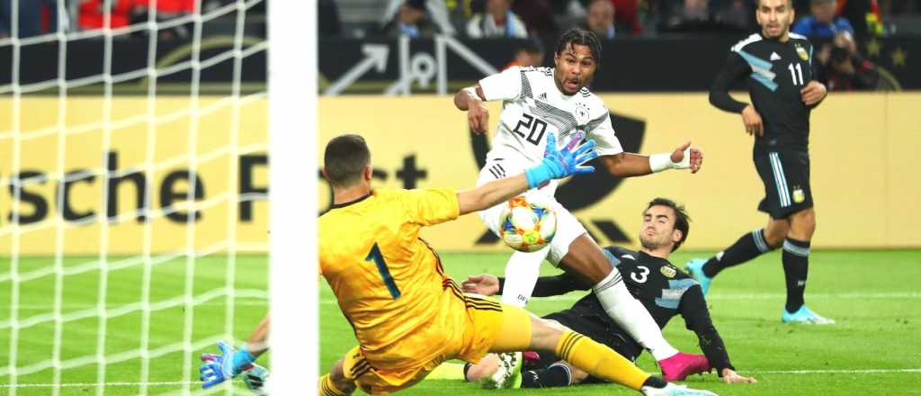 Video: un futbolista de Alemania se tentó durante el minuto de silencio