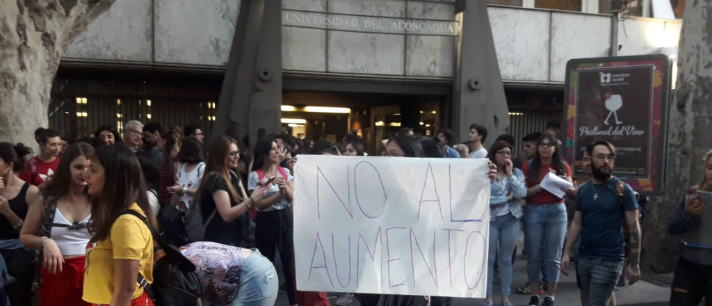 Alumnos de la Universidad Aconcagua protestan por el aumento de cuotas