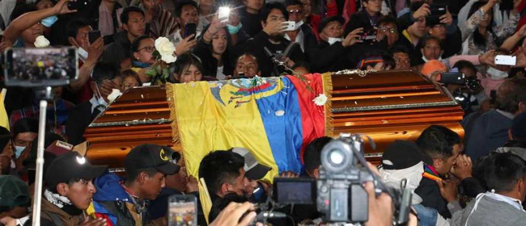 Ecuador: indígenas obligaron a policías a llevar el ataúd de un dirigente muerto